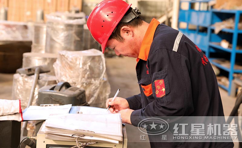 车间师傅在认真记录工作内容中 车间师傅在认真记录工作内容中