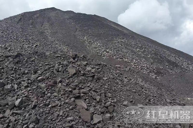 堆积如山的尾矿物料 堆积如山的尾矿物料