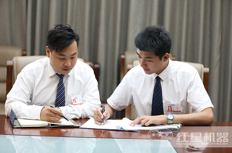 设计人员在讨论客户的生产线配置方案 设计人员在讨论客户的生产线配置方案