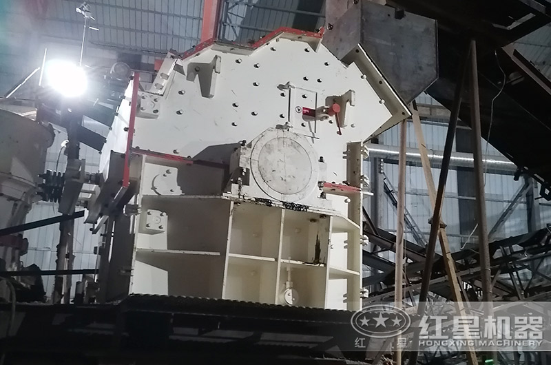 时产50吨的细碎机破碎生产现场