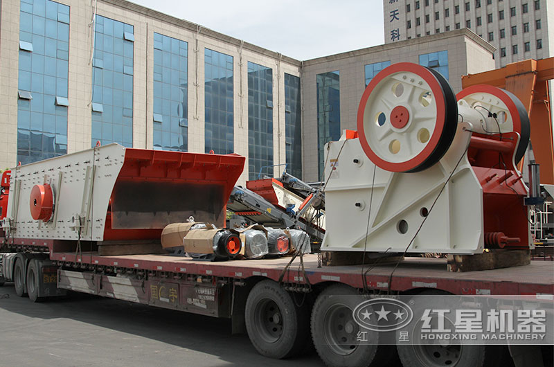 客户订购的颚式破碎机装车现场 客户订购的颚式破碎机装车现场