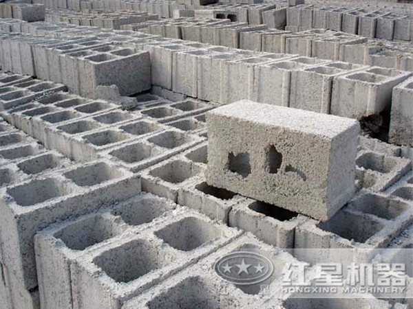 空心砖整齐的堆放在一起